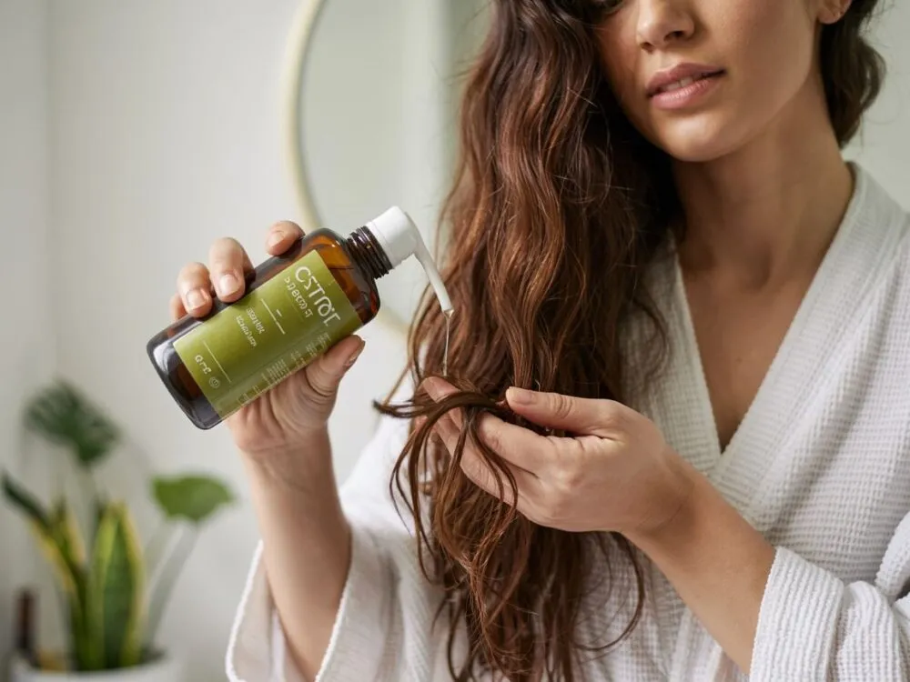 Olejowanie włosów: Czy spłukiwać olejek? Sprawdź, jak robić to dobrze!