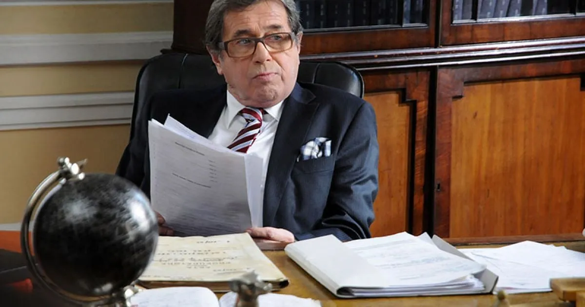 Reżyser filmu Układ: Kto stoi za tą intrygującą produkcją?