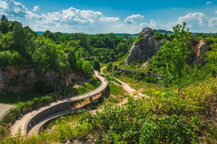 Kielce i okolice: Odkryj geologiczne serce Polski! Co zwiedzić?
