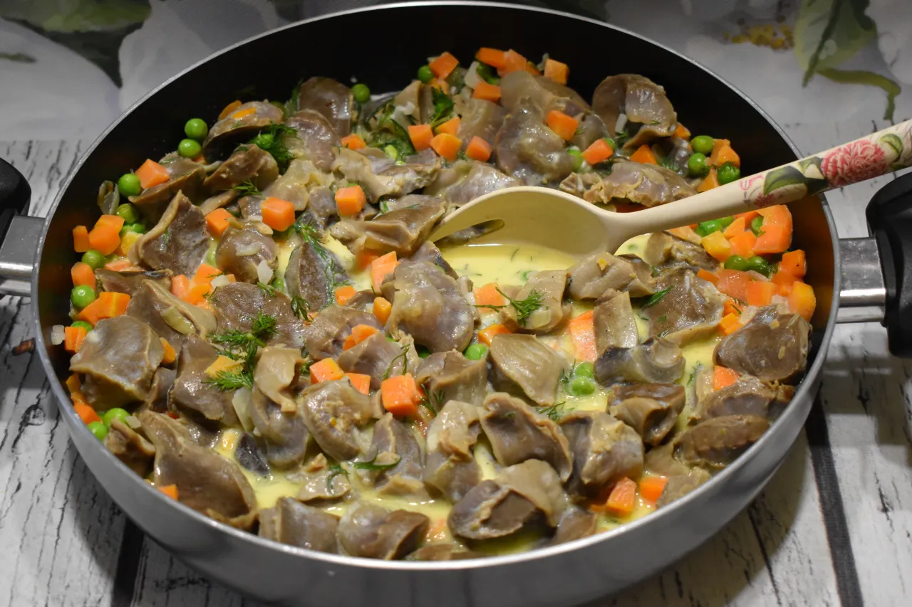 Żołądki drobiowe w sosie śmietanowo koperkowym – prosty przepis na obiad