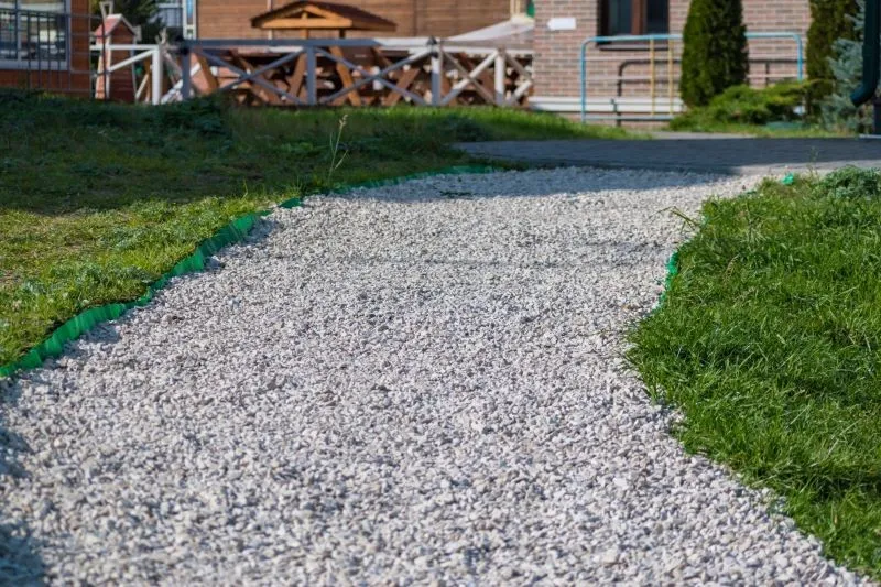 Jak wysypać kamień na podjazd, aby uniknąć najczęstszych błędów