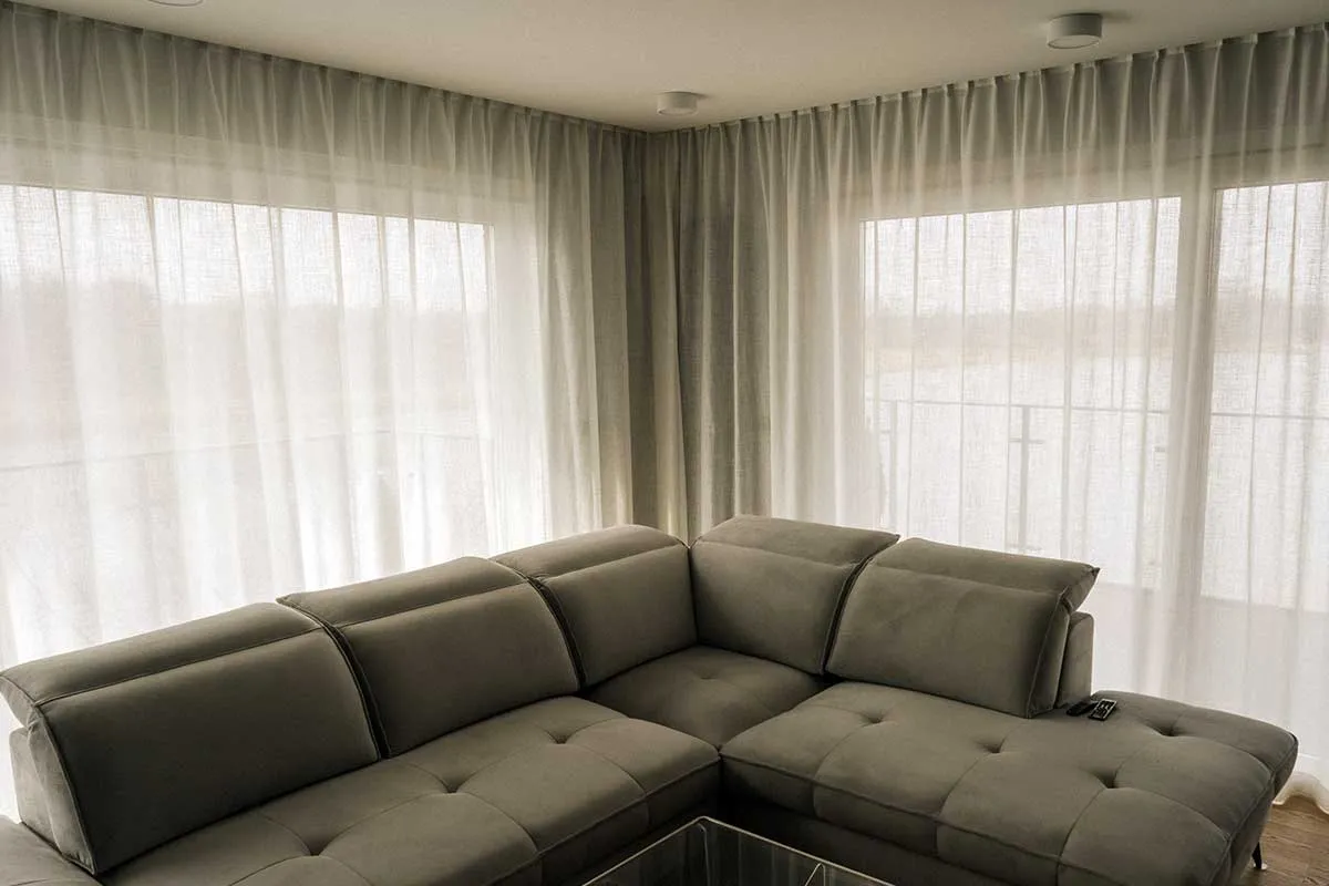 Jaki karnisz na okno narożne? Odkryj najlepsze rozwiązania i porady