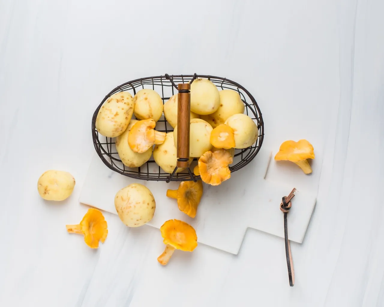 Jak gotować pieczarki do sałatki? Sekrety jędrności i smaku!