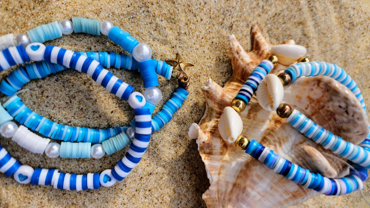 Jak zrobić bransoletkę z koralików – proste kroki i cenne wskazówki