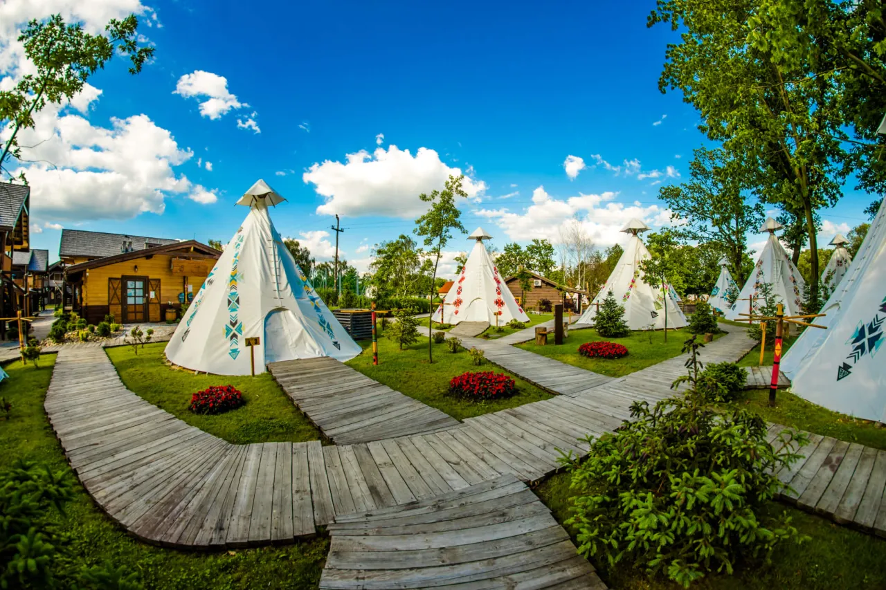 Ile kosztuje nocleg w Energylandii? Ceny, porady i ukryte koszty