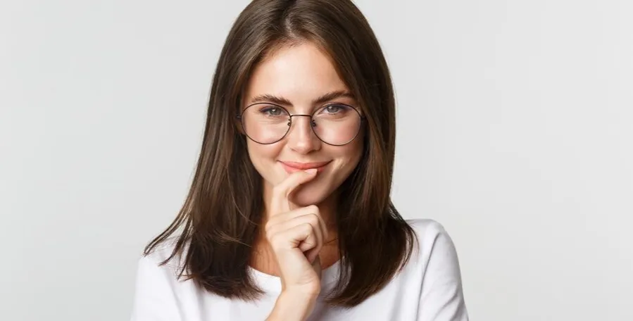 Jakie oprawki dla brunetek podkreślą Twój styl i urodę