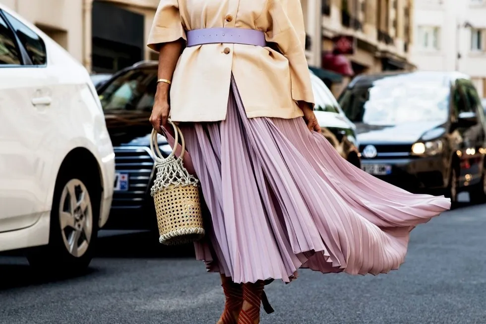 Jak nosić plisowaną spódnicę? Stylowe inspiracje na każdą okazję