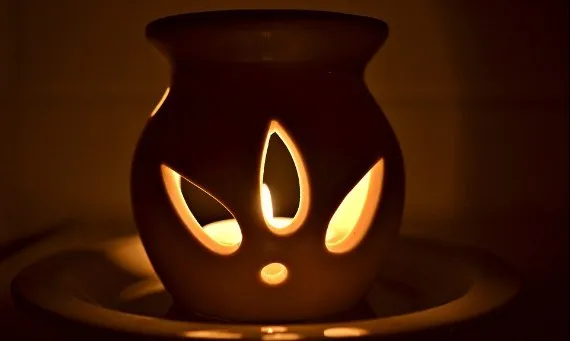 Jak używać wosku do kominka: proste kroki i cenne wskazówki