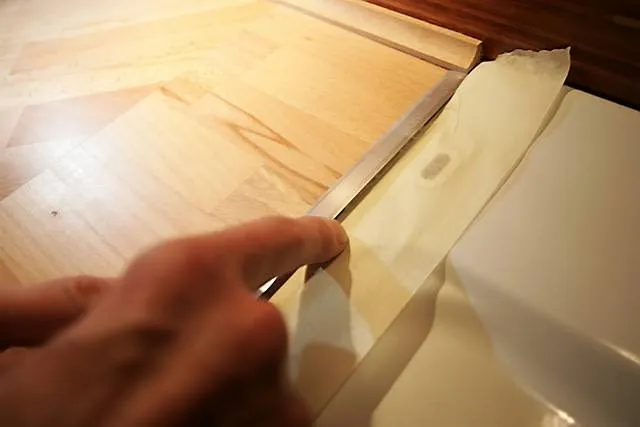 Jak odizolować kuchenkę od szafek? Proste kroki dla lepszej ochrony!