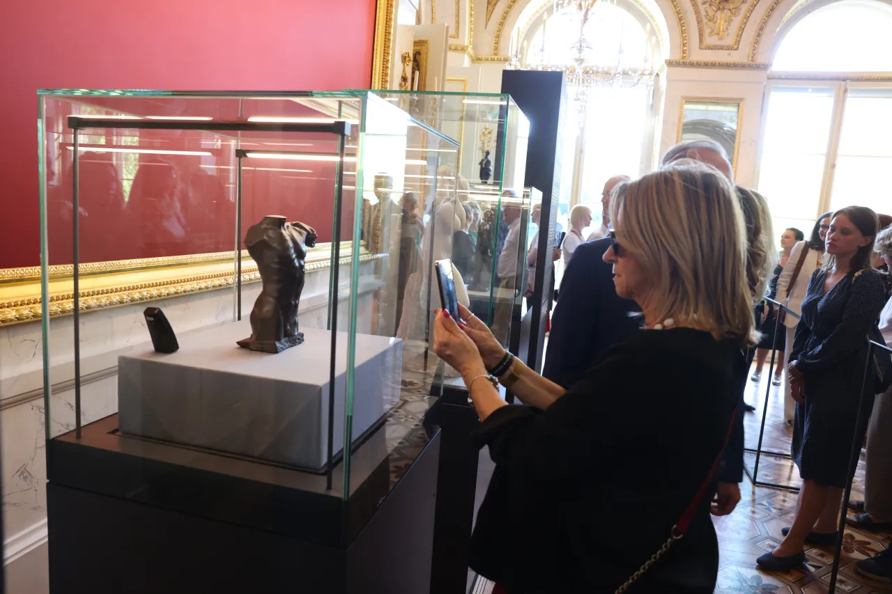 Rzeźby w Łazienkach Królewskich: Odkryj niezwykłe dzieła Rodina