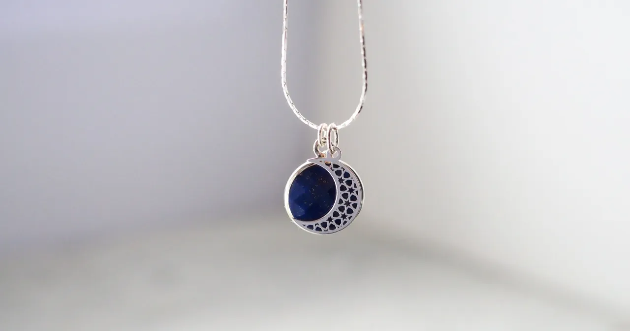 Jak wyczyścić srebrną biżuterię z kamieniami bez ryzyka uszkodzenia