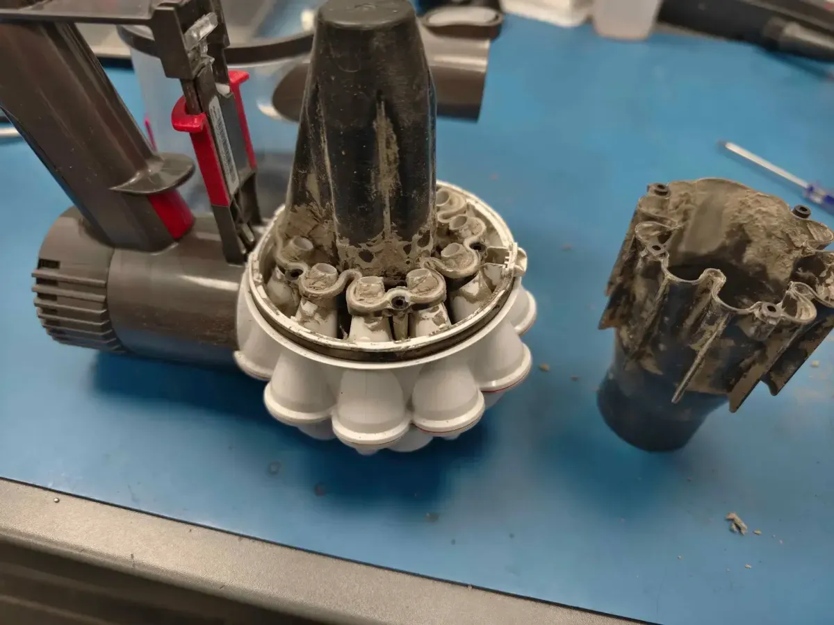 Jak skutecznie wyczyścić filtr w odkurzaczu Dyson i uniknąć problemów