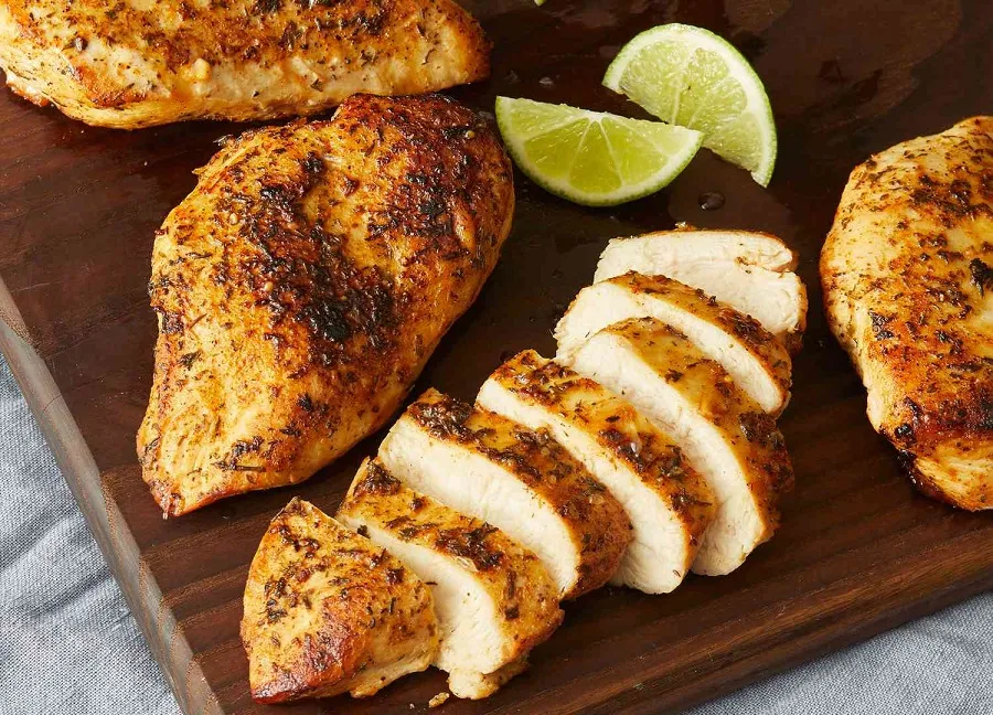 Jakie surówki najlepiej pasują do fileta z kurczaka? Sprawdź!