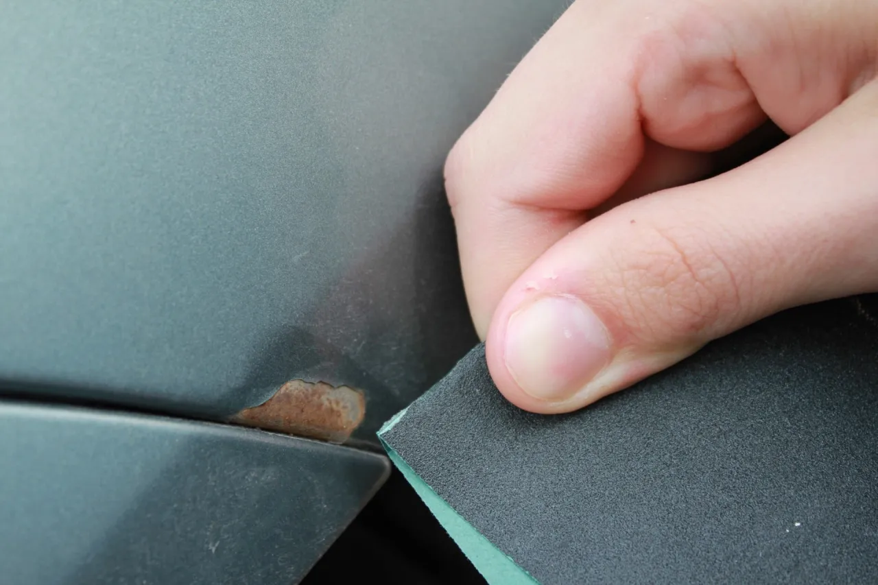 Zaprawka lakiernicza: Jak zrobić ją samemu krok po kroku?