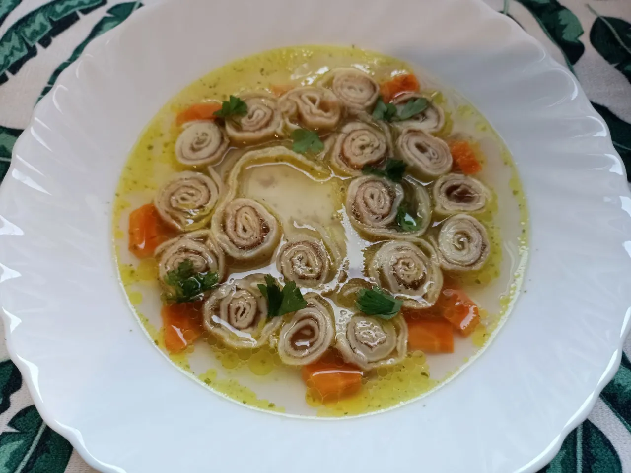 Jakie zupy idealnie komponują się z naleśnikami? Zaskakujące przepisy