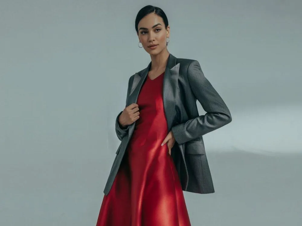 Co ubrać do czerwonej sukienki, aby zawsze wyglądać stylowo?