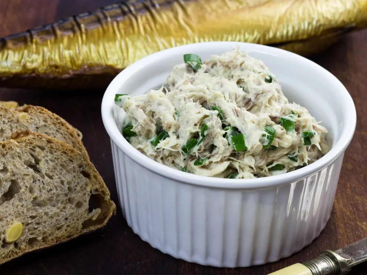 Jak zrobić sałatkę z makreli - prosta i smaczna receptura na każdą okazję