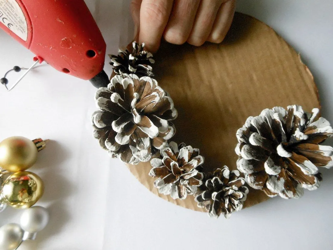 Jak zrobić ozdoby świąteczne z szyszek - proste i efektowne pomysły