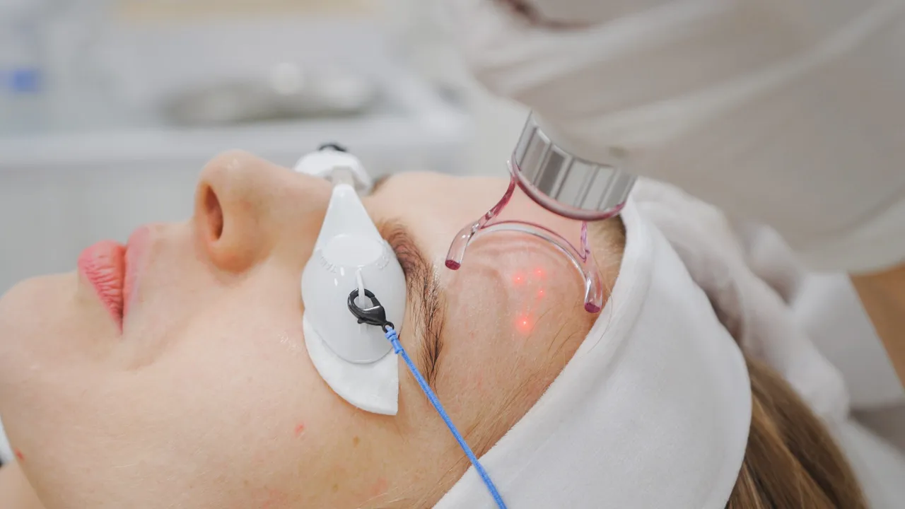 Laser frakcyjny czy boli? Oczekiwany ból i sposób na jego złagodzenie