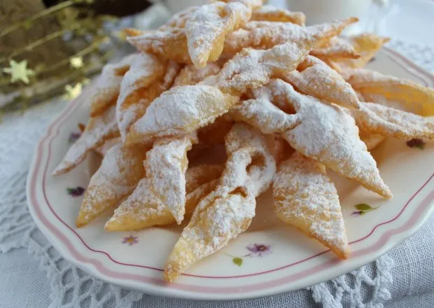 Przepisy ciasta faworki czyli chrust – idealne na każdą okazję Przepisy ciasta faworki czyli chrust – idealne na każdą okazję