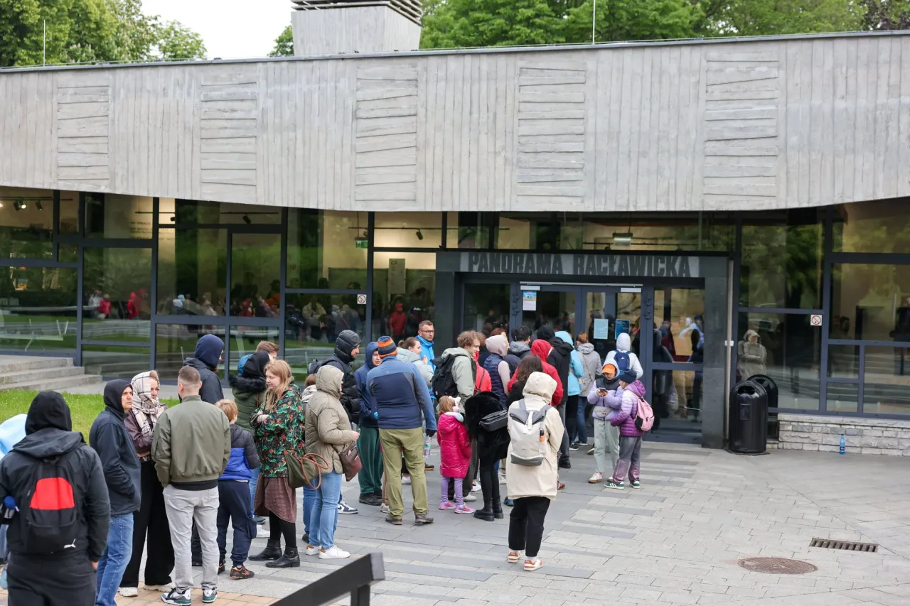 Jak dojechać z dworca PKP do Panoramy Racławickiej w prosty sposób