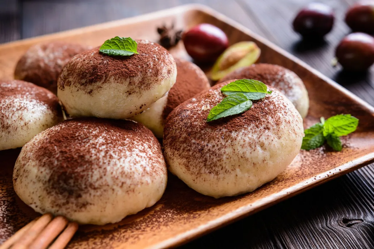 Z czym jeść kluski na parze? Odkryj pyszne dodatki i sosy