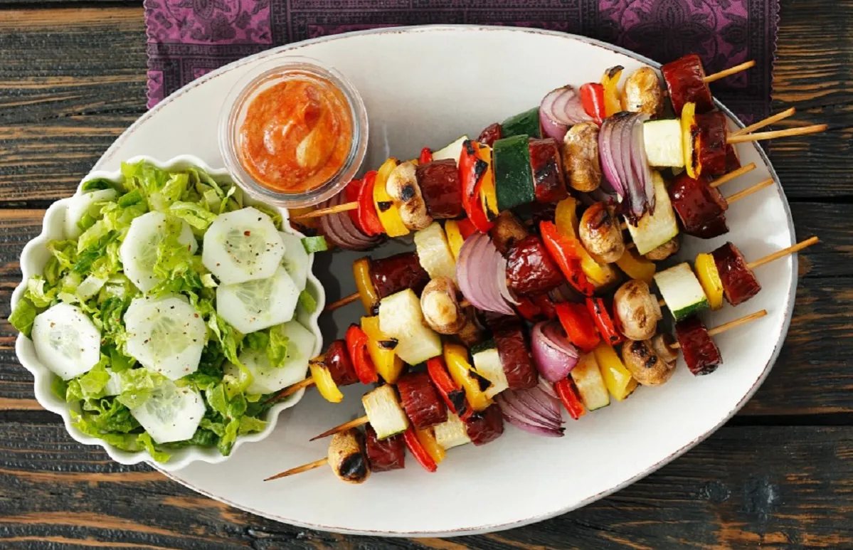 Jak zrobić szaszłyki z kiełbasy – szybki przepis na pyszne danie Jak zrobić szaszłyki z kiełbasy – szybki przepis na pyszne danie