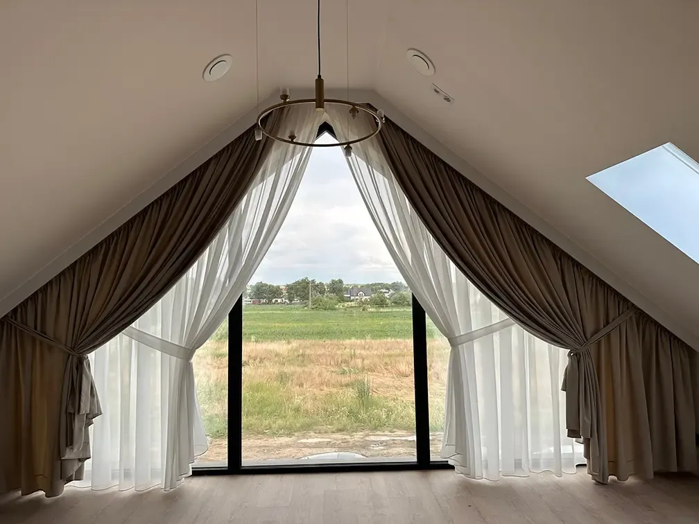 Jakie firanki do okna trójkątnego? 5 najlepszych rozwiązań Jakie firanki do okna trójkątnego? 5 najlepszych rozwiązań