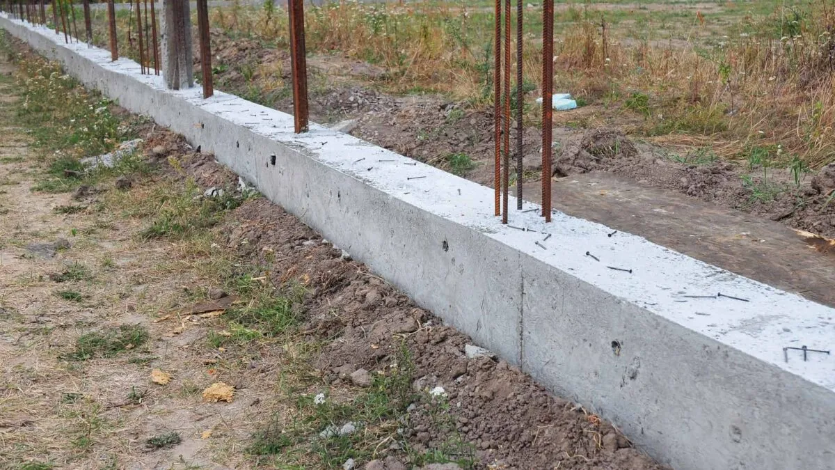 Ogrodzenie Podmurówka Pod Plot Betonowa Przy Ogrodzeniu - Jak Wykonać I Zainstalować Krok Po Kroku