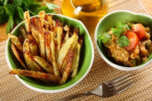 Frytki z czym podać? Odkryj najlepsze sosy i dodatki do frytek