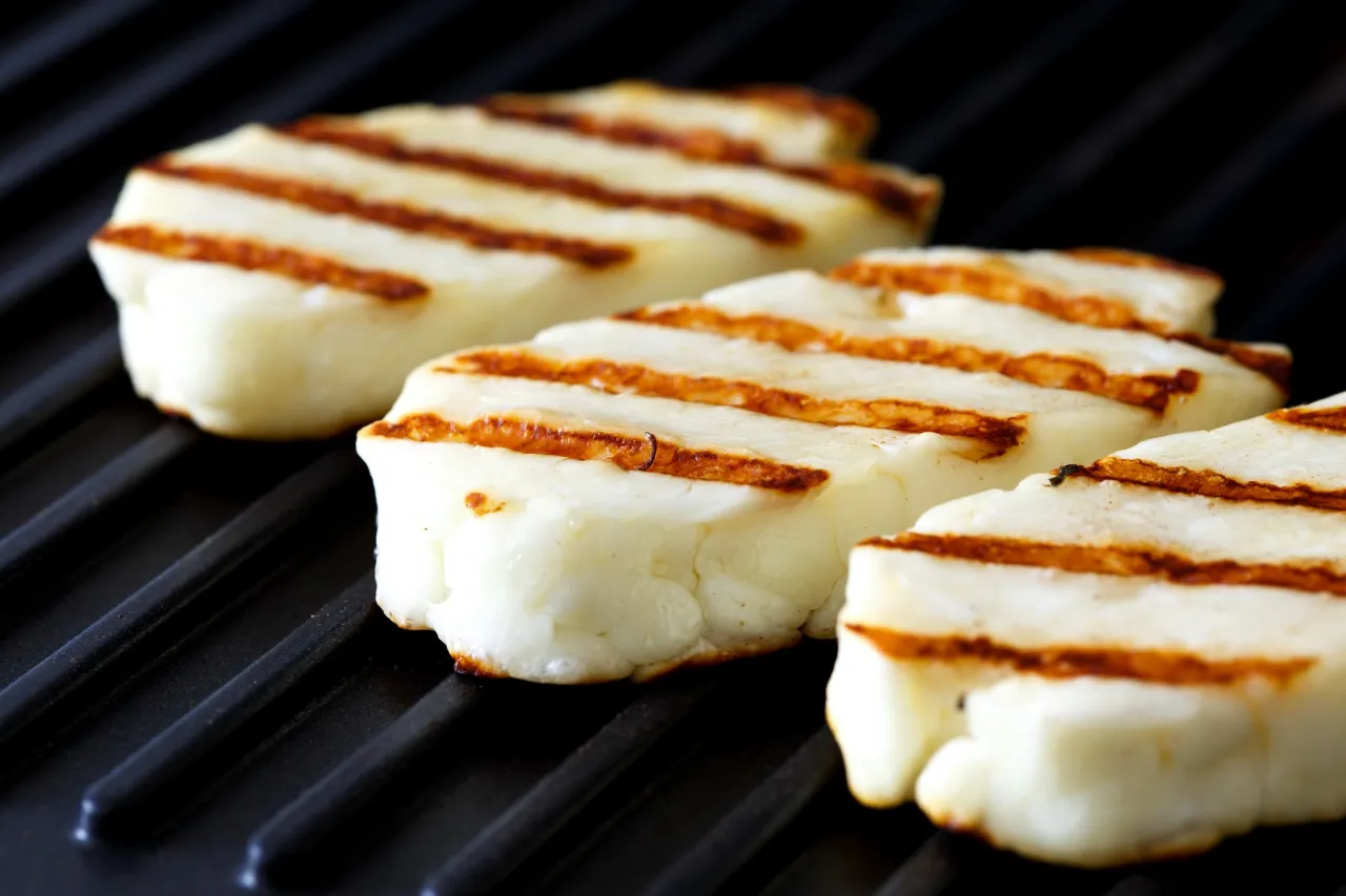 Jak zrobić ser halloumi na grillu, aby był idealnie chrupiący i smaczny Jak zrobić ser halloumi na grillu, aby był idealnie chrupiący i smaczny