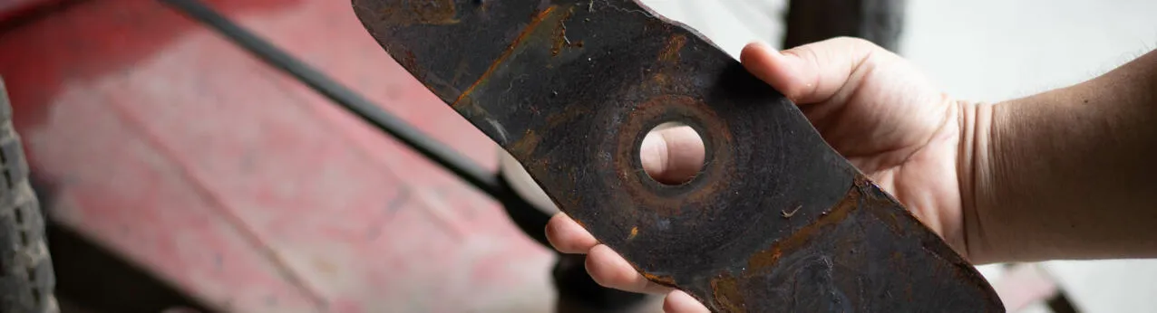 Gdzie naostrzyć nóż do kosiarki, aby uniknąć kosztownej wymiany?