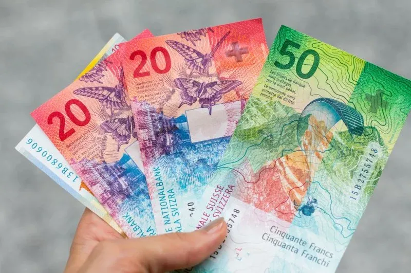 Ile zarabia hydraulik w Szwajcarii? Sprawdź zaskakujące wynagrodzenia