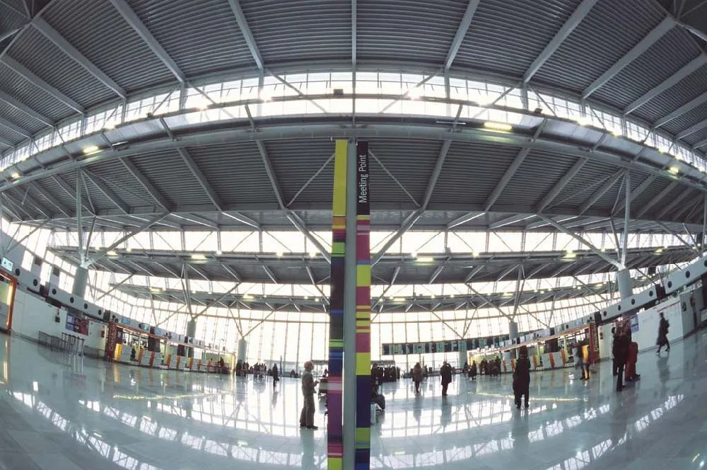 Czy na lotnisku jest wifi? Sprawdź, gdzie skorzystasz z darmowego internetu