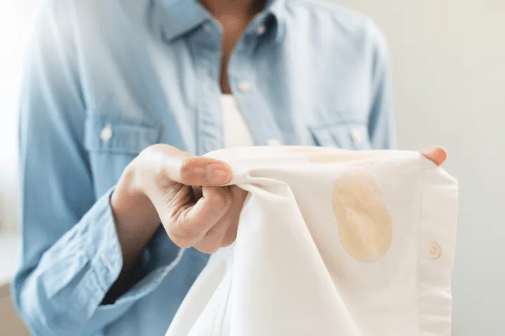 Jak usunąć plamy z kawy z białej bluzki? Sprawdzone metody i porady
