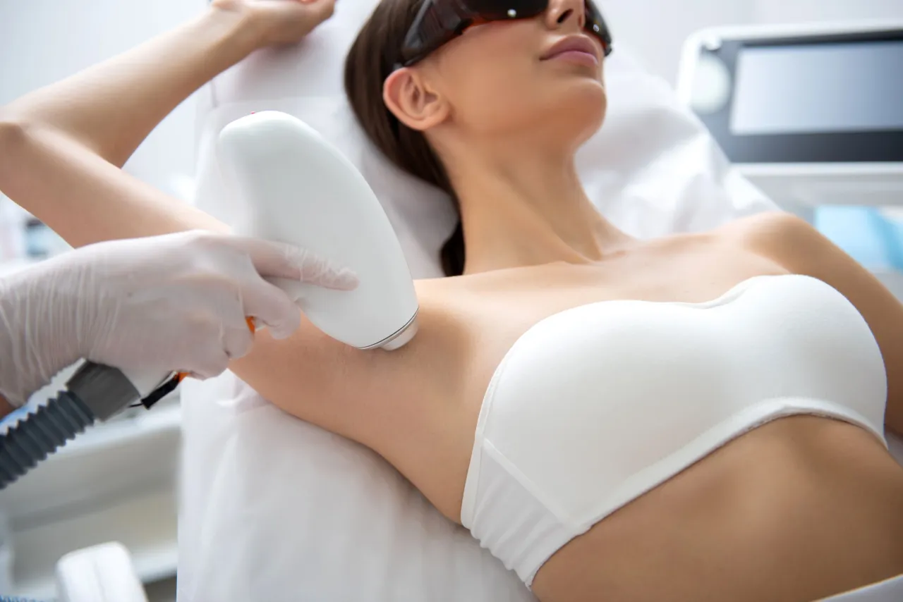 Czy facet powinien golić pachy? Odkryj plusy i minusy tej decyzji