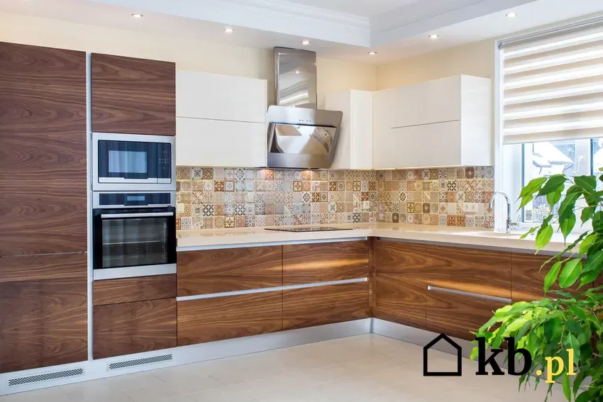 Zabudowa nad szafkami kuchennymi: pomysły, koszty i inspiracje