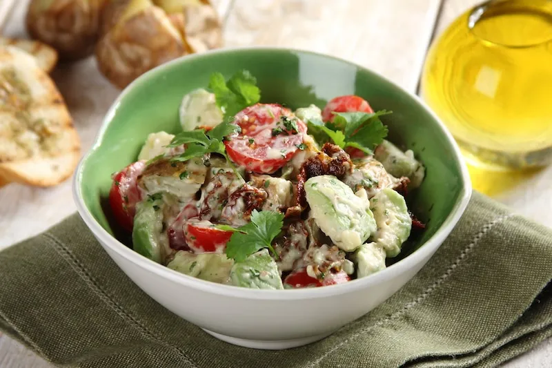 Letnie sałatki z suszonymi pomidorami: Pomysły na smaczne i zdrowe dania