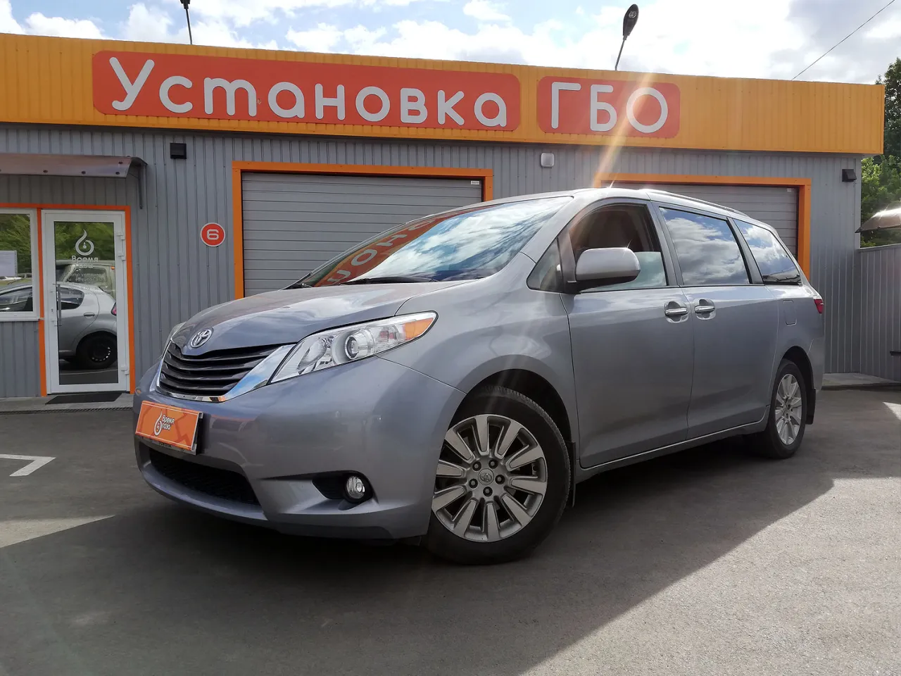 Gdzie znajduje się zbiornik LPG w Toyota Sienna? Oto ważne informacje