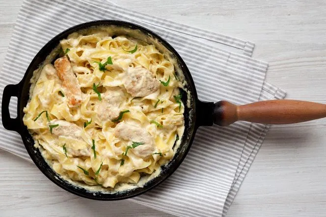 Makaron z kurczakiem i pysznym sosem śmietanowym - przepis krok po kroku