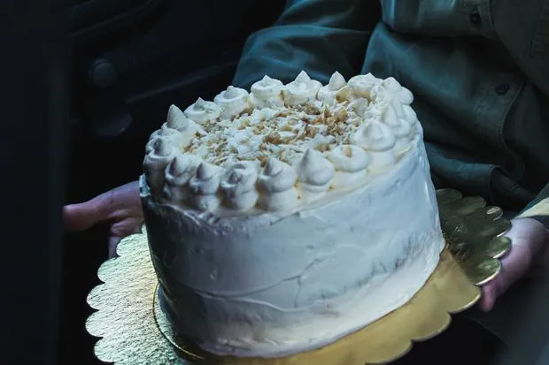 Jak bezpiecznie przewieźć tort bez pudełka? Triki DIY!