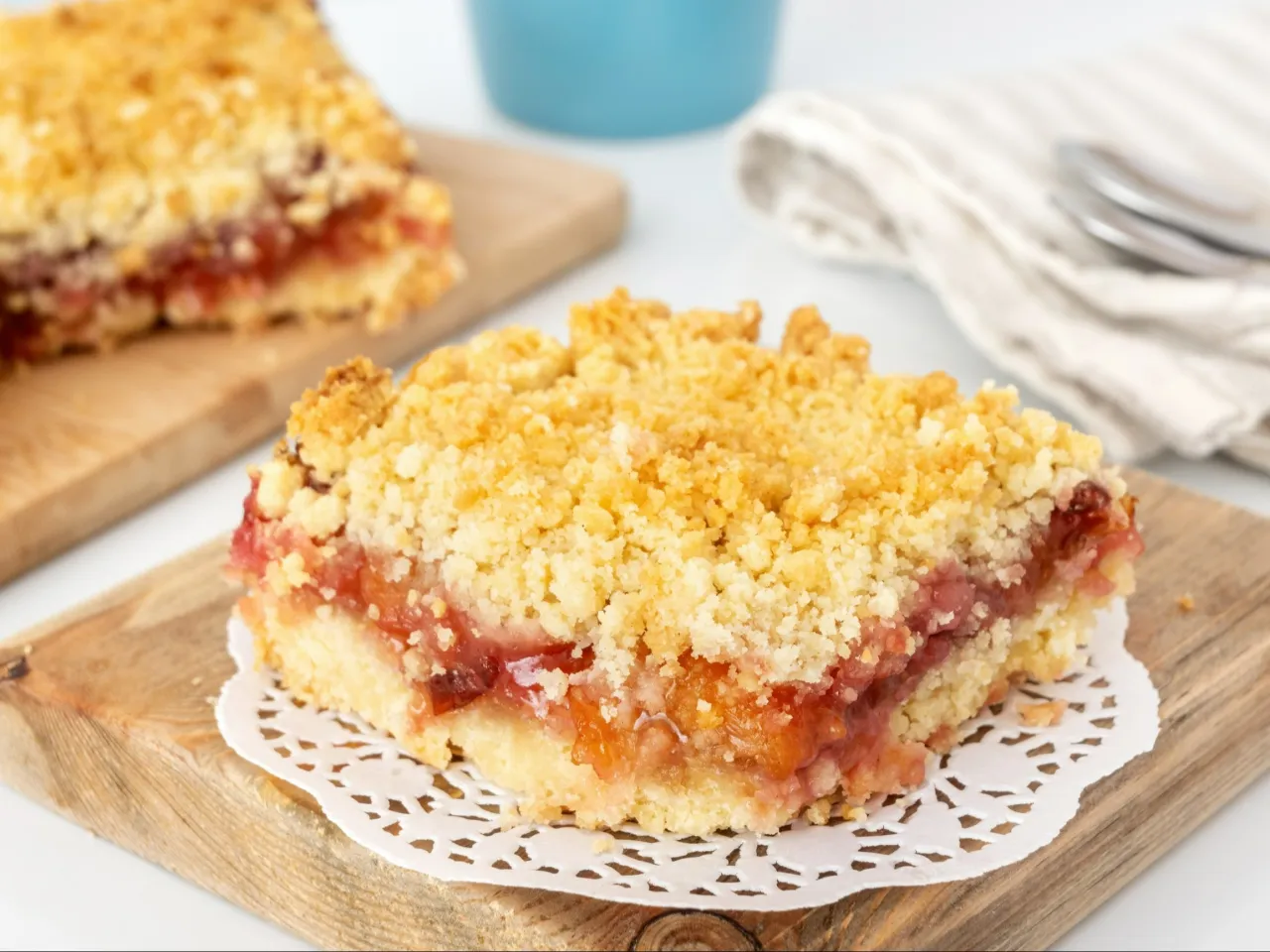 Pyszne ciasto z owocami i kruszonką, które zachwyci Twoich gości