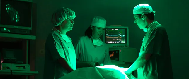 Czy po operacji przepukliny można pić alkohol? Odpowiedź chirurga.