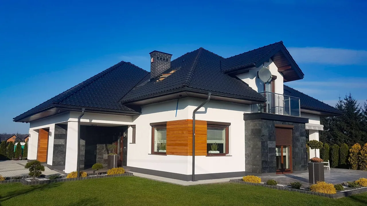 Grafitowy dach, okna złoty dąb - Jaka elewacja pasuje? Poradnik