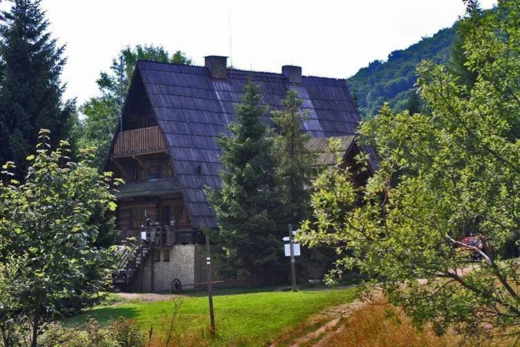 Bacówka PTTK pod Małą Rawką - idealne miejsce na górski wypoczynek