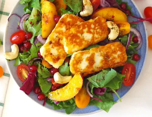 Sałatka z halloumi i gruszką - zdrowa i sycąca opcja na lunch