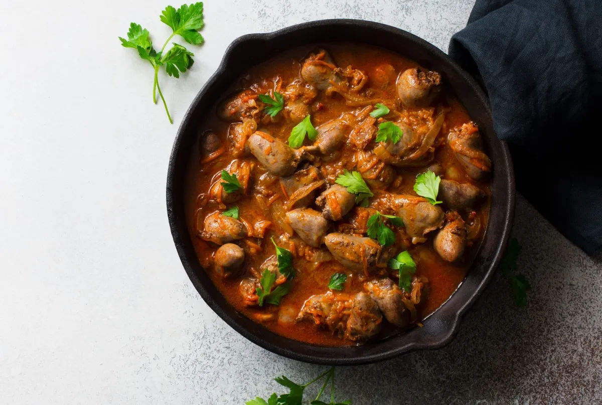 Tradycyjny gulasz z serc drobiowych – przepis na pyszny obiad