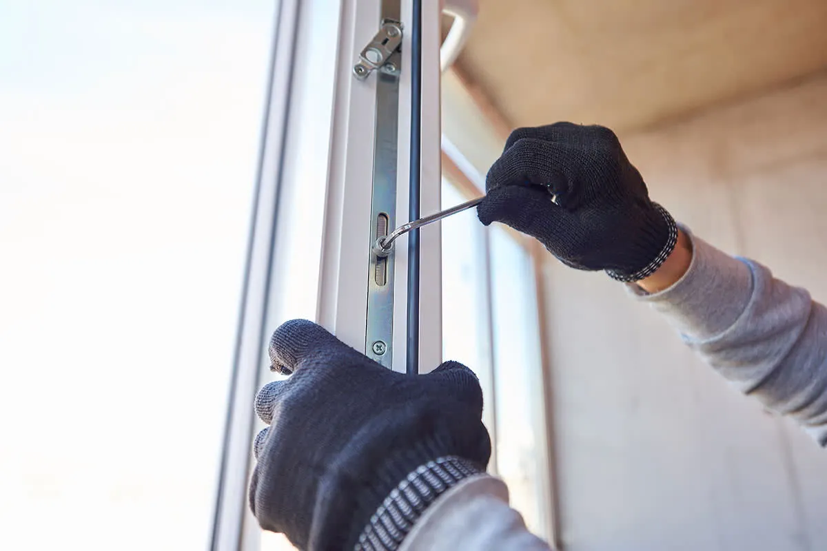 Regulacja drzwi balkonowych: Szybki sposób na ciepło i ciszę