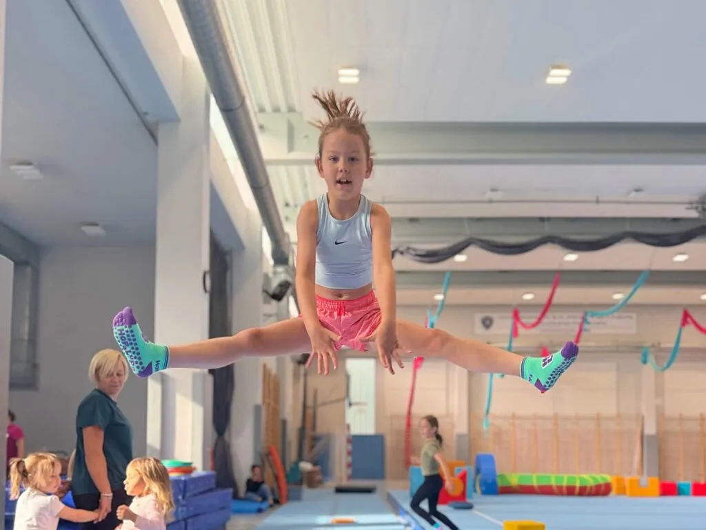 Zajęcia z akrobatyki dla dzieci – rozwój, radość i nowe umiejętności