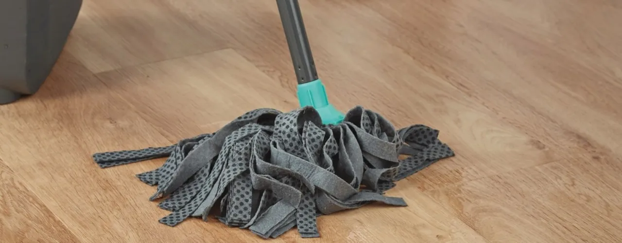 Skuteczne metody mycia paneli winylowych, które unikną zniszczeń